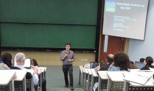 O Dr. Paulo Eduardo de Oliveira apresentando sua palestra.