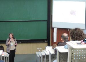 A Dra. Vânia Gonçalves Lourenço Esteves apresentando sua palestra.