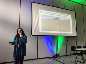 La Dra. Cláudia Inês da Silva presenta la conferencia Análisis del polen y conservación de las abejas: innovación para la sostenibilidad