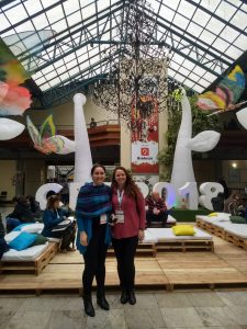 La Dra. Claudia Inês da Silva y la Dra. Andréia Cardoso Pacheco Evaldt en la sala de congresos